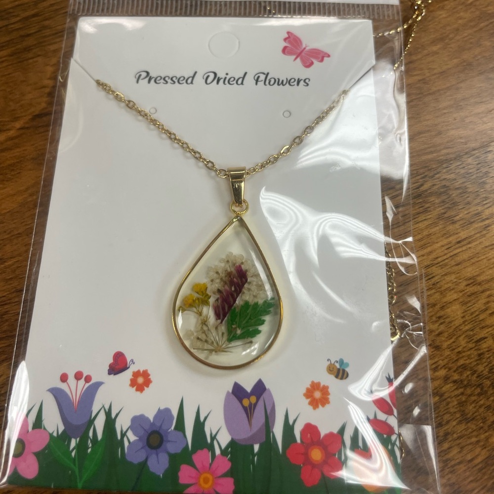 Floral Teardrop Pendant Necklace in Gold